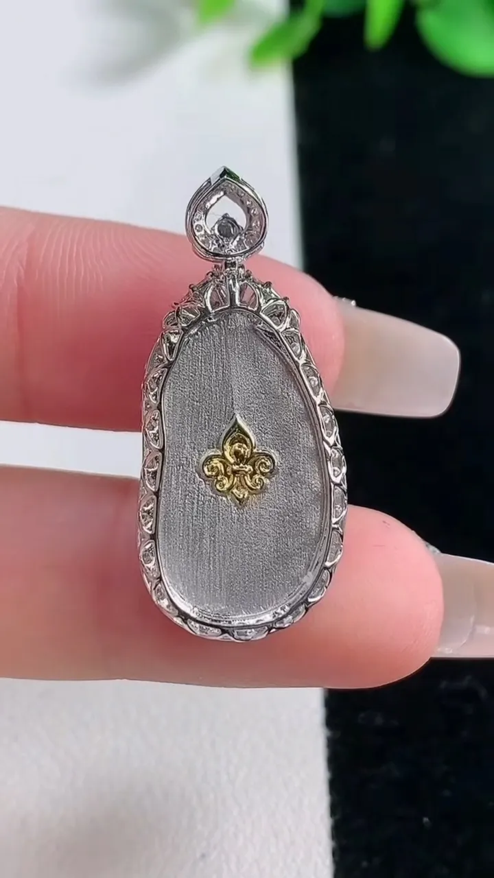 天然A货翡翠金枝玉叶 叶子吊坠，尺寸32-14.2-6.4，裸石22.2-12重量:3.11g
12月31日