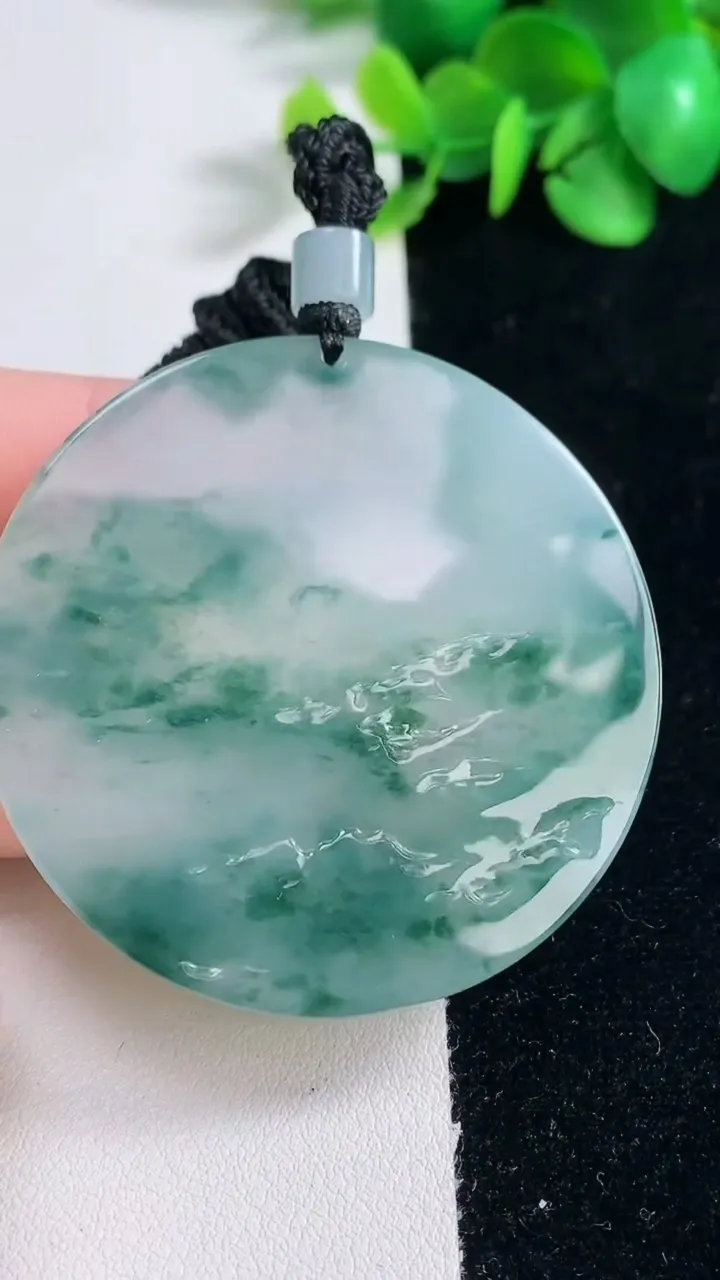 天然A货翡翠种飘花山水牌吊坠，尺寸53.4-5.8，重量:47.14g
12月31日