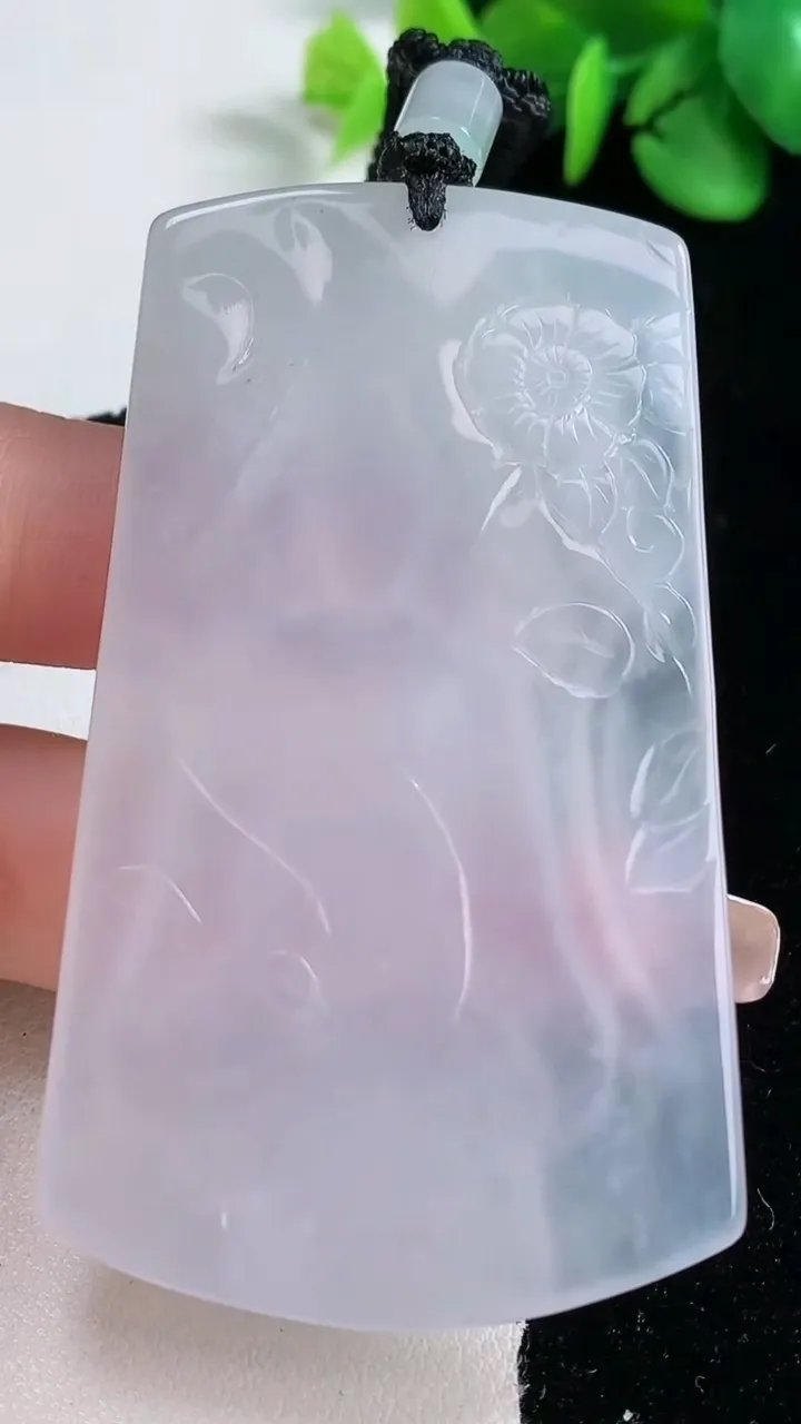 天然A货翡翠种白冰大势至菩萨吊坠，尺寸68.2-40.4-7，重量:45.83g
12月31日