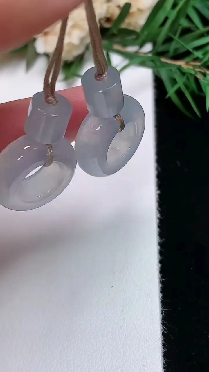 天然A货翡翠白冰平安环一对，尺寸15.8-5.8，重量:6.47g
12月31日