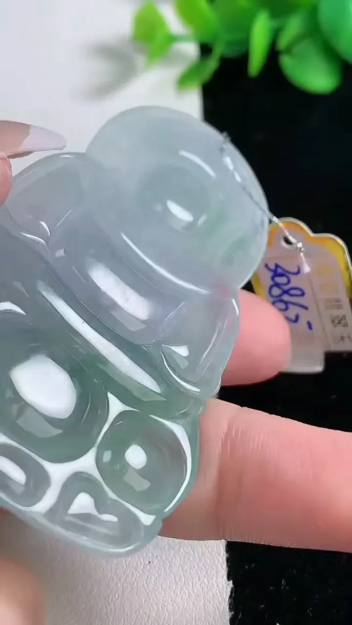 天然A货翡翠观音菩萨吊坠，尺寸70.6-43-5.7，重量:30.33g
12月31日