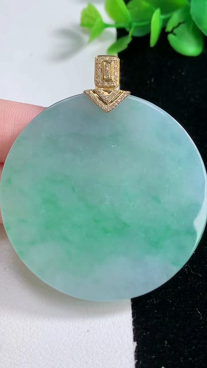 天然A货翡翠无事牌吊坠，尺寸51.5-6，重量:47.65g
12月31日