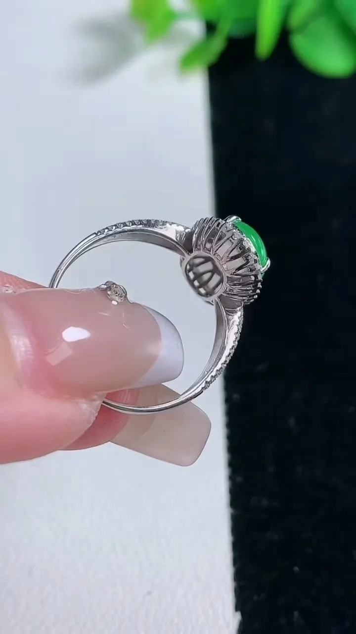 天然A货翡翠蛋面戒指，尺寸17.5-12-7.5-6.6，重量:2.71g2025年12月31日
工厂直销收藏佳品,种好水足，色泽均匀，有种有色，上手高大气！