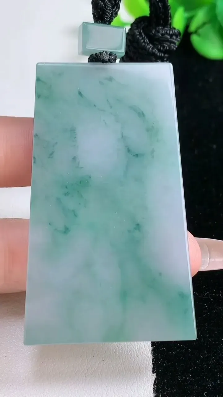 天然A货翡翠冰种飘花无事牌吊坠，尺寸58.6-34-4.7，重量:34.76g
12月31日