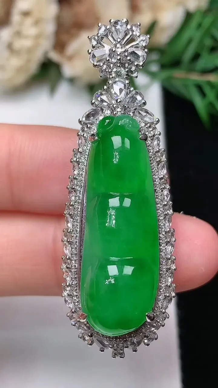 天然A货翡翠福豆吊坠，尺寸46.6-16.2-14.2，裸石29-9.5
12月31日