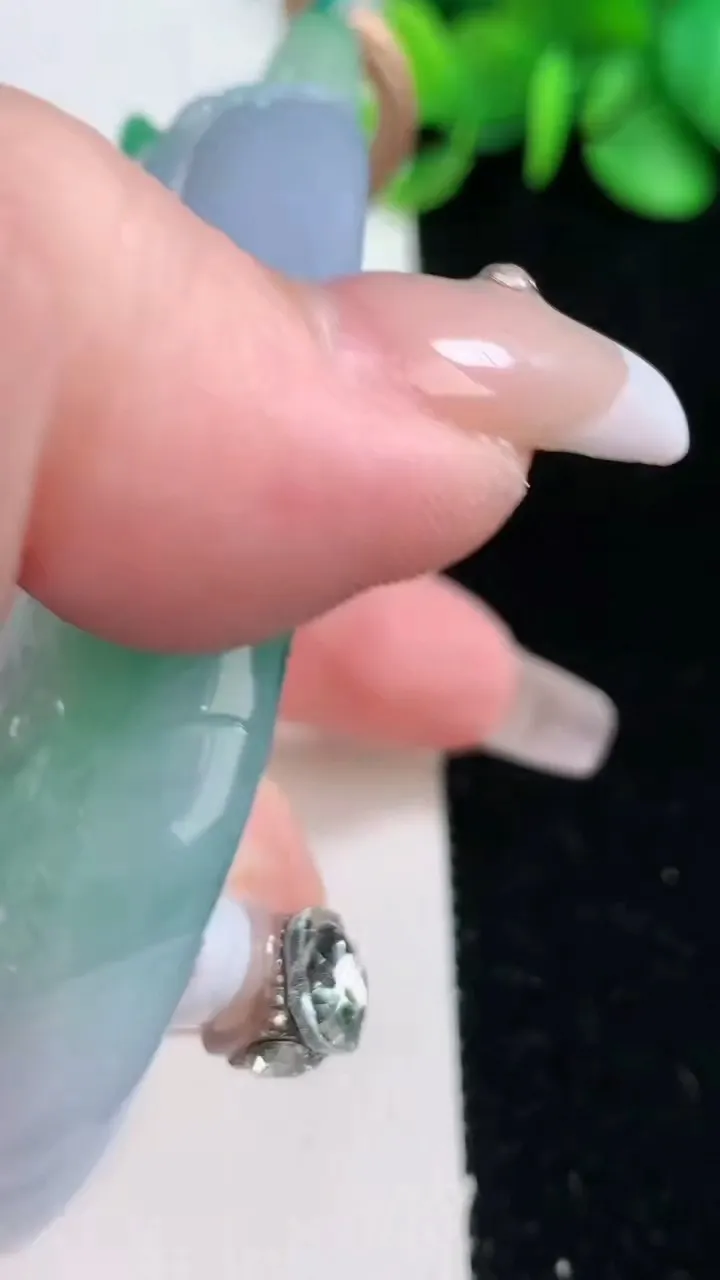 天然A货翡翠文殊菩萨吊坠，尺寸70.7-51-13.3，重量:105.54g
12月31日