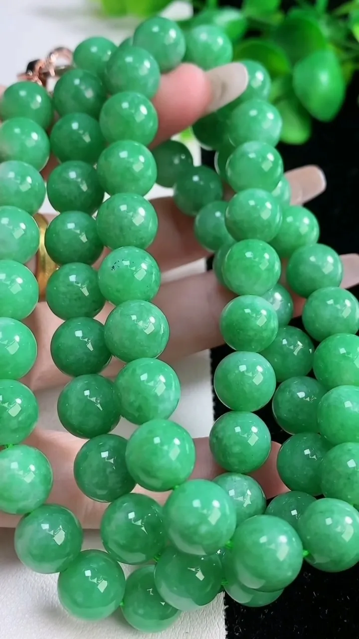 天然A货翡翠圆珠项链，尺寸10-68颗，重量:123.28g12月31日
工厂直销收藏佳品,种好水足