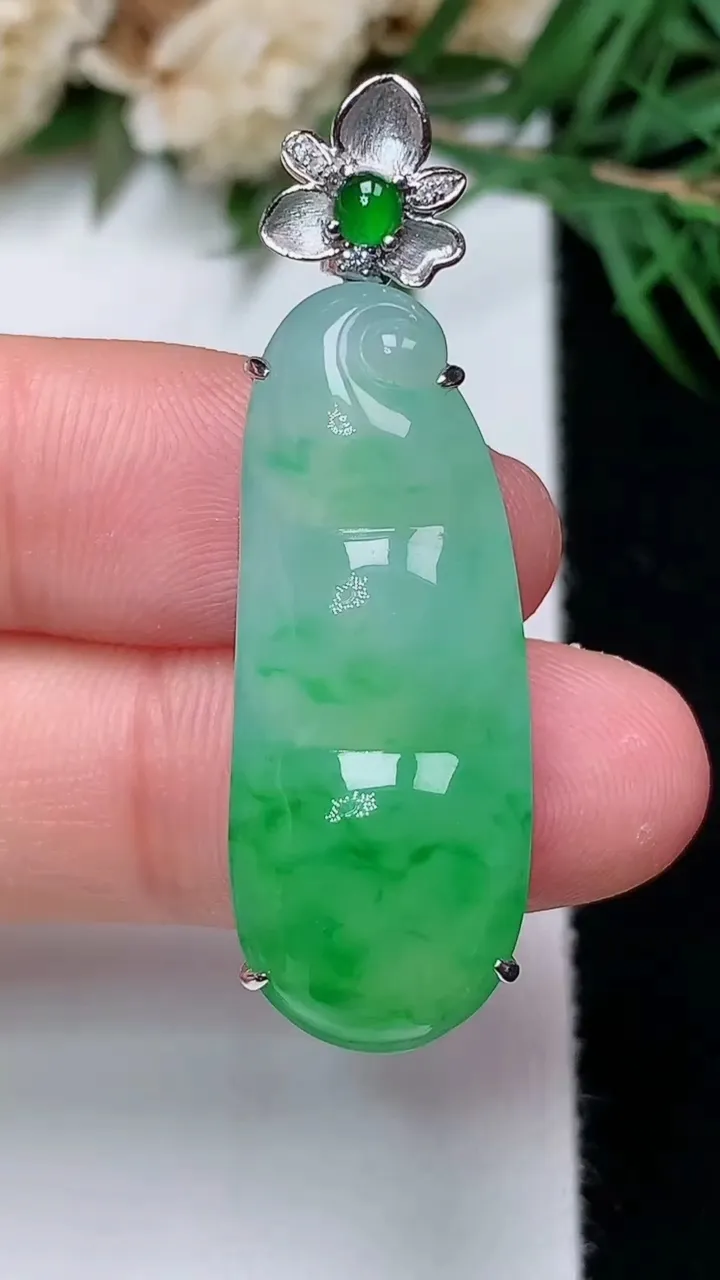 天然A货翡翠福豆吊坠，尺寸30.8-12.5-7.8，重量:5.55g
12月31日