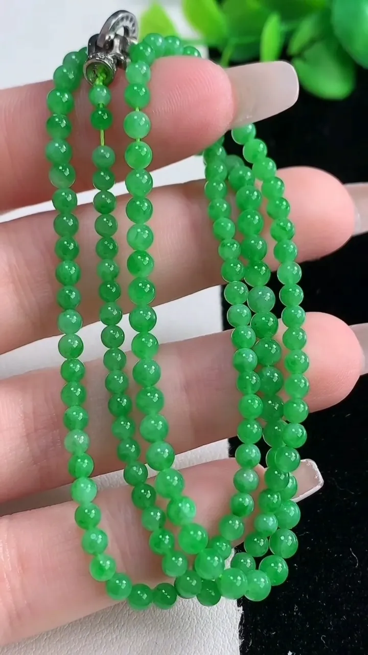 天然A货翡翠小米珠项链，尺寸3-149颗，重量:9.83g
12月31日