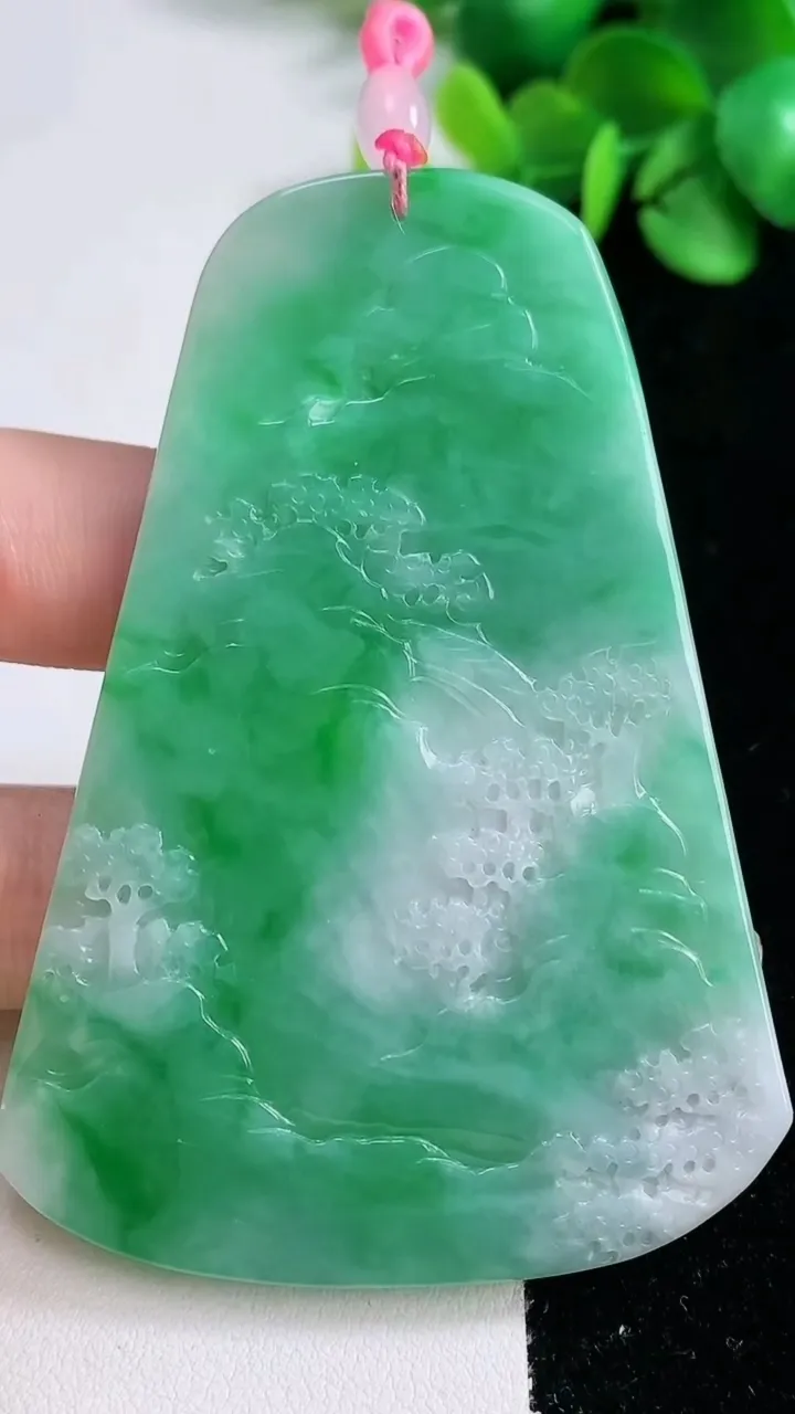 天然A货翡翠山水牌吊坠，尺寸75.2-53.8-6，重量:46.05g
12月31日