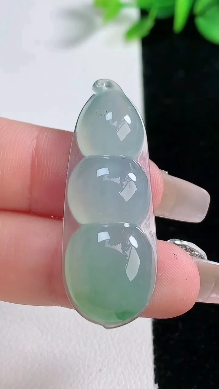 天然A货翡翠福豆吊坠，尺寸41.6-15.3-6.4，重量:6.65g
12月31日