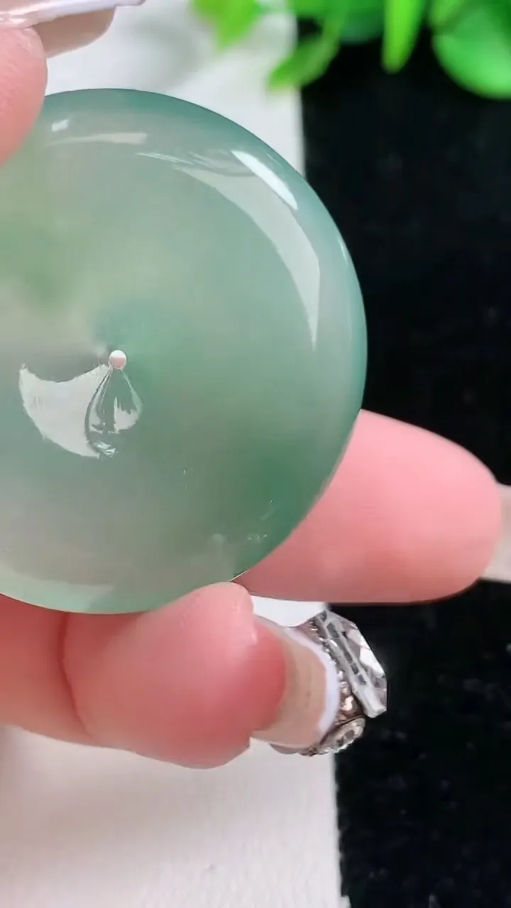 天然A货翡翠平安扣吊坠，尺寸35.6-6.2，重量:16.97g
12月31日