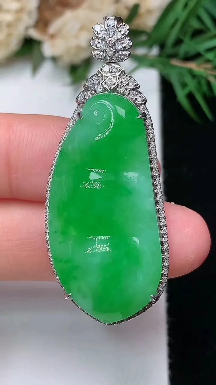 天然A货翡翠福豆吊坠，尺寸44.9-18-8.9，裸石33-16，重量:7.83g
12月31日