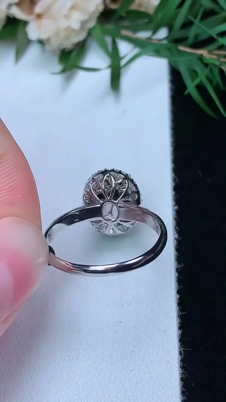 天然A货翡翠蛋面戒指，尺寸17.2-9.9-8，重量:2.66g2025年12月31日
工厂直销收藏佳品,种好水足，色泽均匀，有种有色，上手高大气！