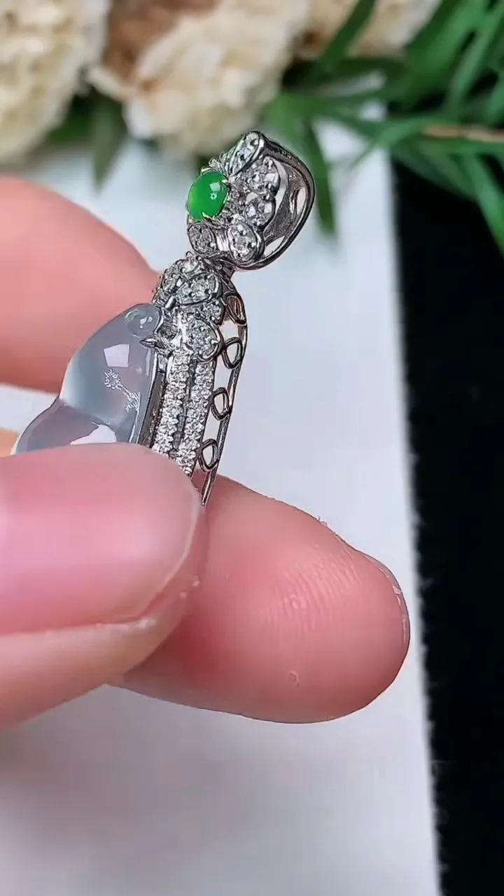 天然A货翡翠白冰福豆吊坠，尺寸34.4-15-9，裸石20.6-11.5，重量:4.01g
12月31日，重量:4.01g