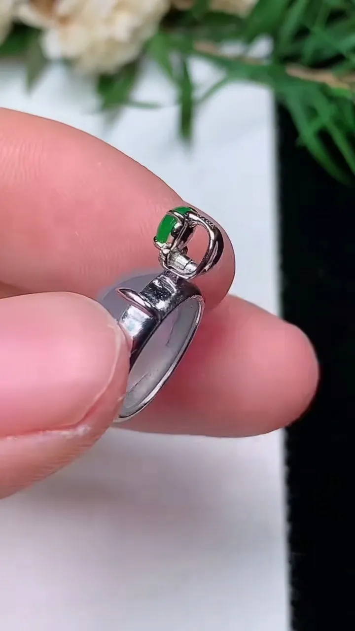 天然A货翡翠白冰蛋面吊坠，尺寸12.4-11.4-6.6，重量:2.13g
12月31日