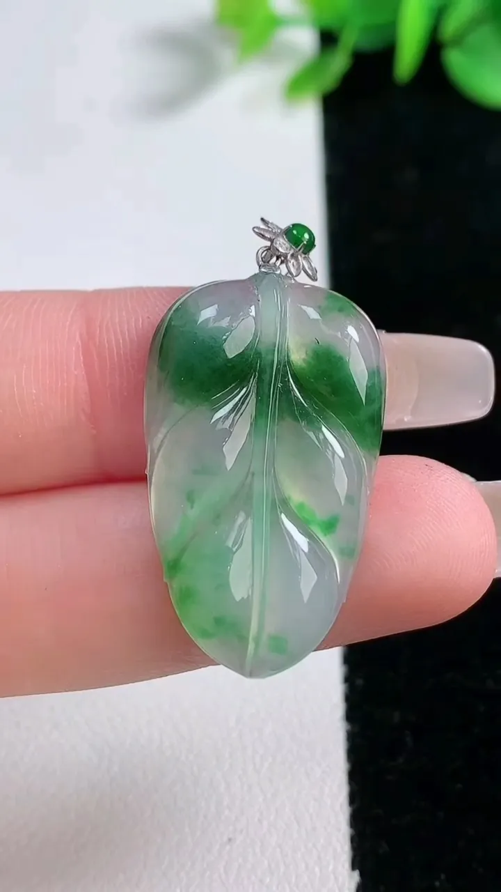 天然A货翡翠金枝玉叶 叶子吊坠，尺寸29.3-17.5-4，重量:4.12g
12月31日