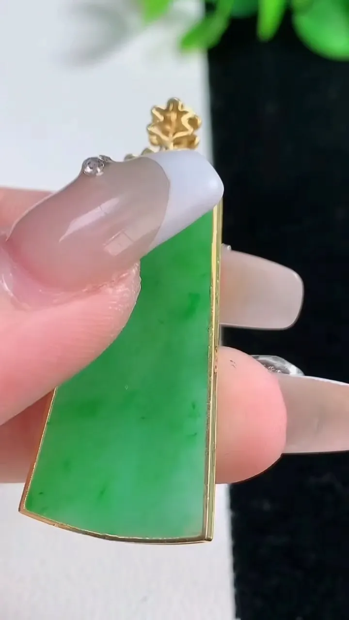 天然A货翡翠无事牌吊坠，尺寸35.6-17-2.8，重量:5.30g
12月31日