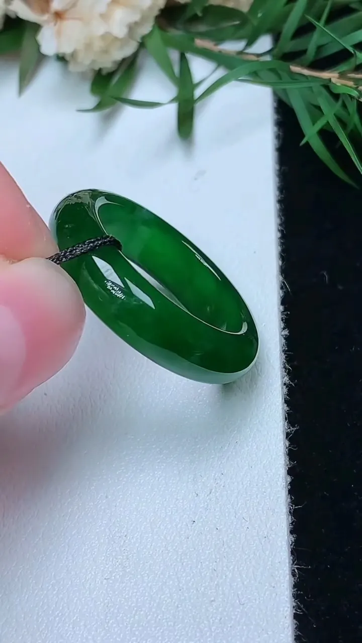 天然A货翡翠指环戒指，尺寸18.3-5.8-3.4，重量:3.77g2025年12月31日
工厂直销收藏佳品,种好水足，色泽均匀，有种有色，上手高大气！