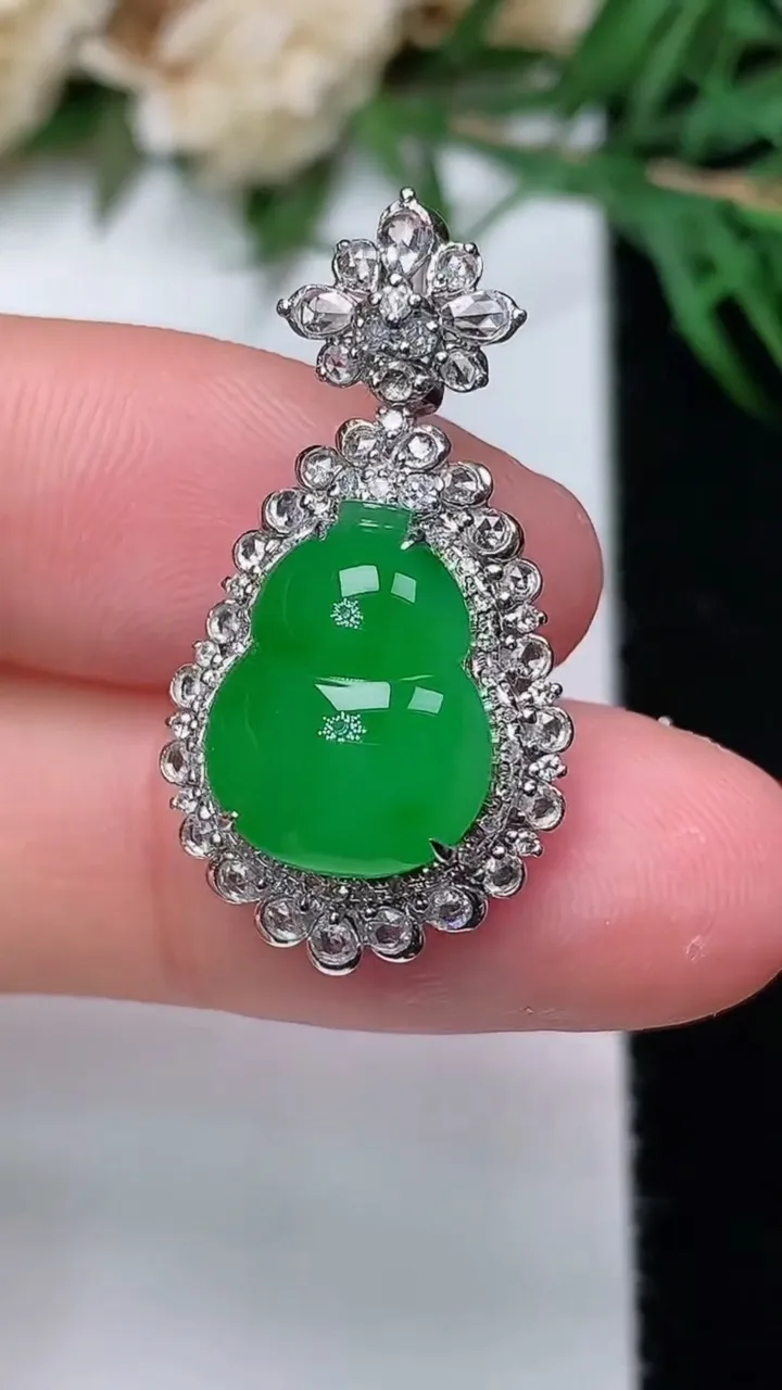 天然A货翡翠葫芦吊坠，尺寸27.7-14.8-10.5，裸石12.9-10，重量:3.89g
12月31日