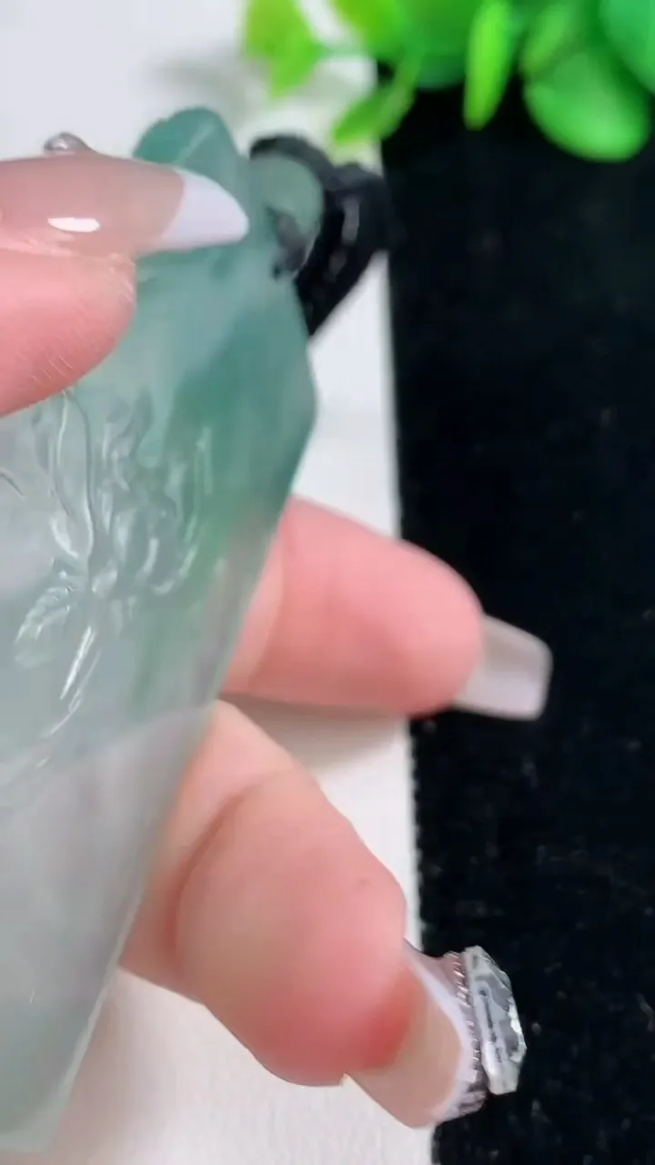 天然A货翡翠大势至菩萨吊坠，尺寸66.7-40.4-5.2，重量:37.80g
12月31日