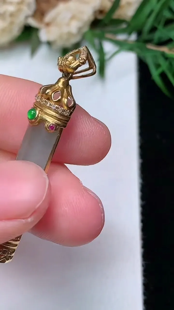 天然A货翡翠平安柱吊坠，尺寸21-6.8-4，重量:4.17g
12月31日