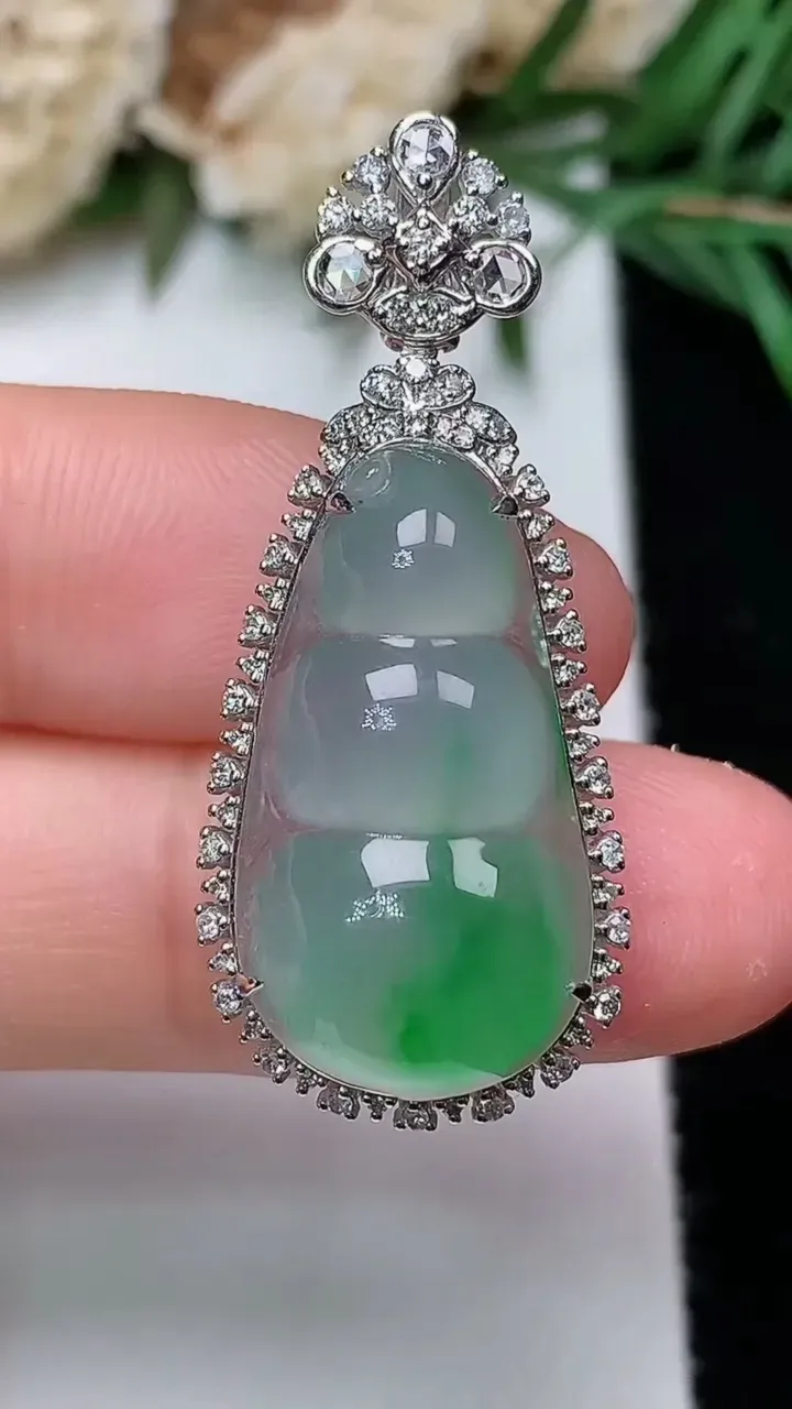 天然A货翡翠福豆吊坠，尺寸35.6-15.3-10，裸石22.5-12.3，重量:4.05g
12月