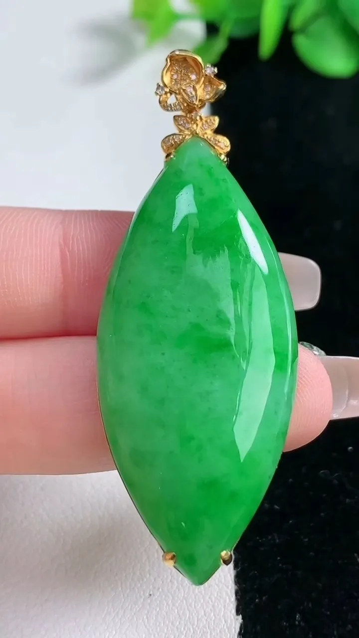 天然A货翡翠随形吊坠，尺寸48.2-21.7-8，重量:14.57g
12月31日