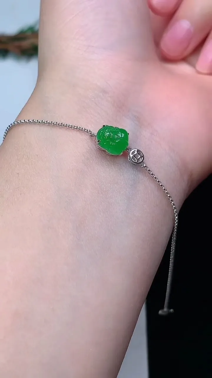 天然A货翡翠貔貅手链，尺寸7.8-6.5-5.7，重量:1.48g
12月31日