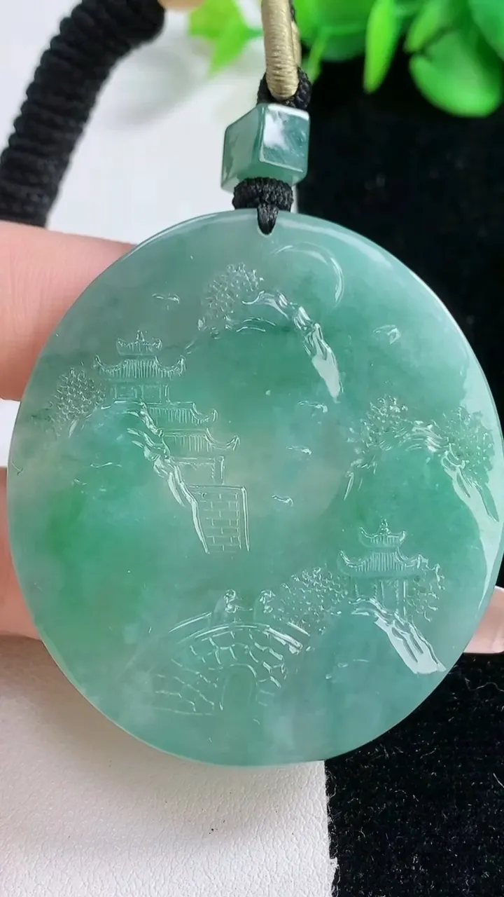 天然A货翡翠山水牌吊坠，尺寸50-45-5.1，重量:30.69g
12月31日