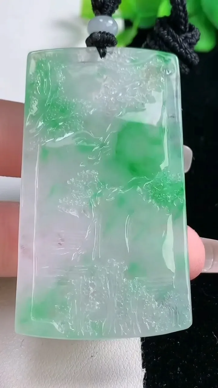 天然A货翡翠山水牌吊坠，尺寸59.8-34-5，重量:29.39g
12月31日