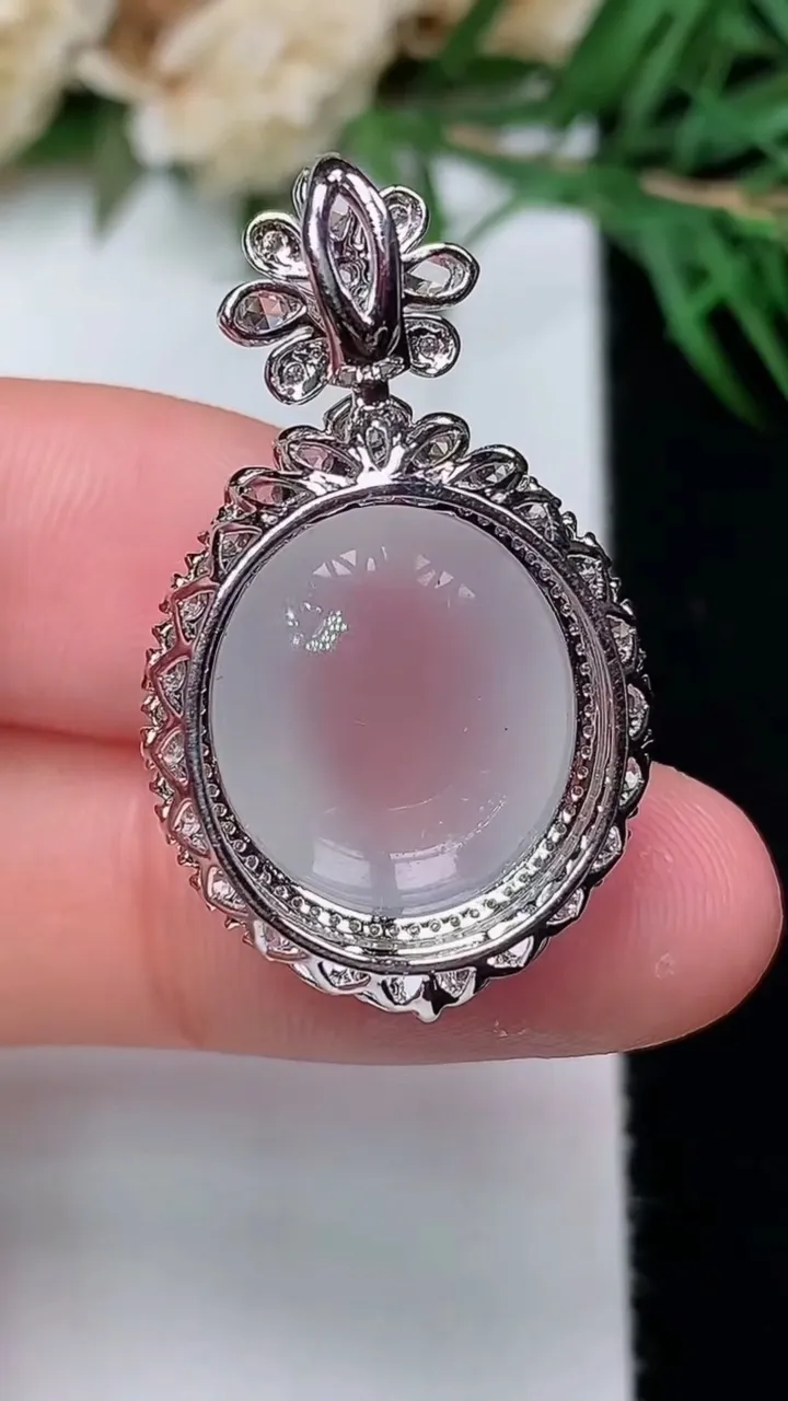 天然A货翡翠白冰蛋面吊坠，尺寸30.6-18-12，裸石15.3-13.5，重量:4.91g
12月31日