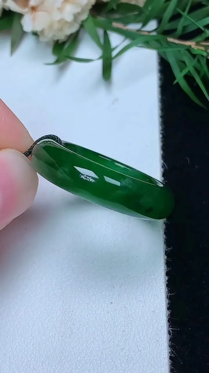 天然A货翡翠指环戒指，尺寸18.3-5.8-3.4，重量:3.77g2025年12月31日
工厂直销收藏佳品,种好水足，色泽均匀，有种有色，上手高大气！