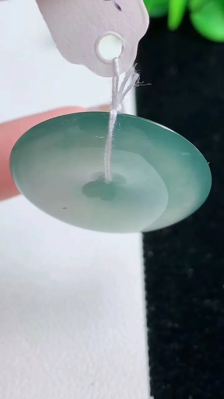 天然A货翡翠平安扣吊坠，尺寸29-5.5，重量:9.74g
12月31日