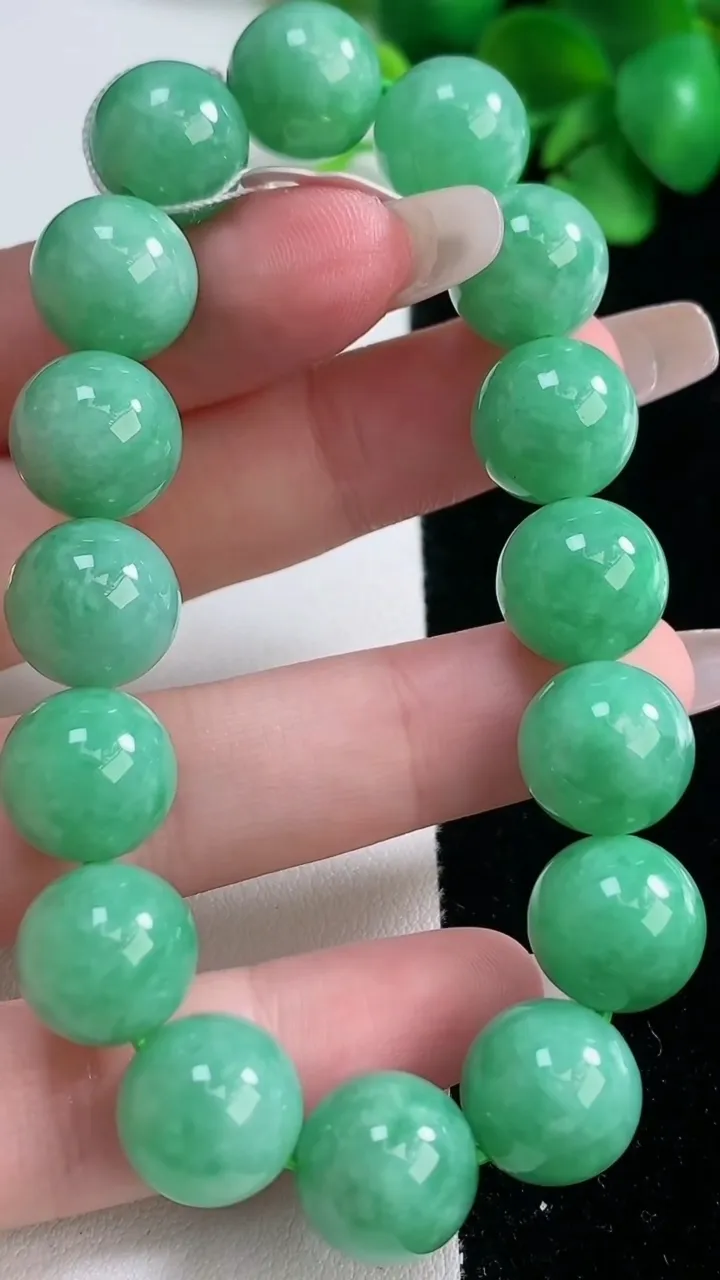 天然A货翡翠圆珠手串，尺寸12.3-16颗，重量:49.92g12月31日
工厂直销收藏佳品,种好水足，色泽均匀，有种有色，上手高大气！