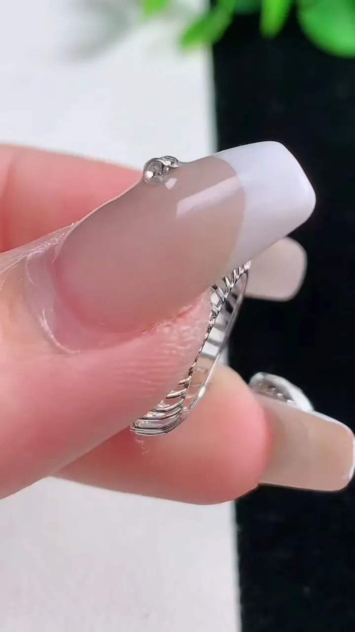 天然A货翡翠18K金紫罗兰蛋面吊坠，尺寸26.4-17.6-11，裸石13.8-12.3重量:3.81g
12月31日