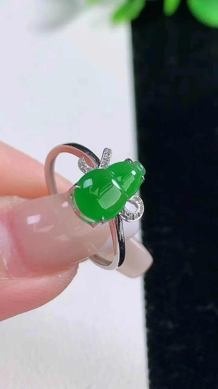 天然A货翡翠葫芦戒指，尺寸17.2-10.6-6.4-3.7，重量:1.30g2025年12月31日