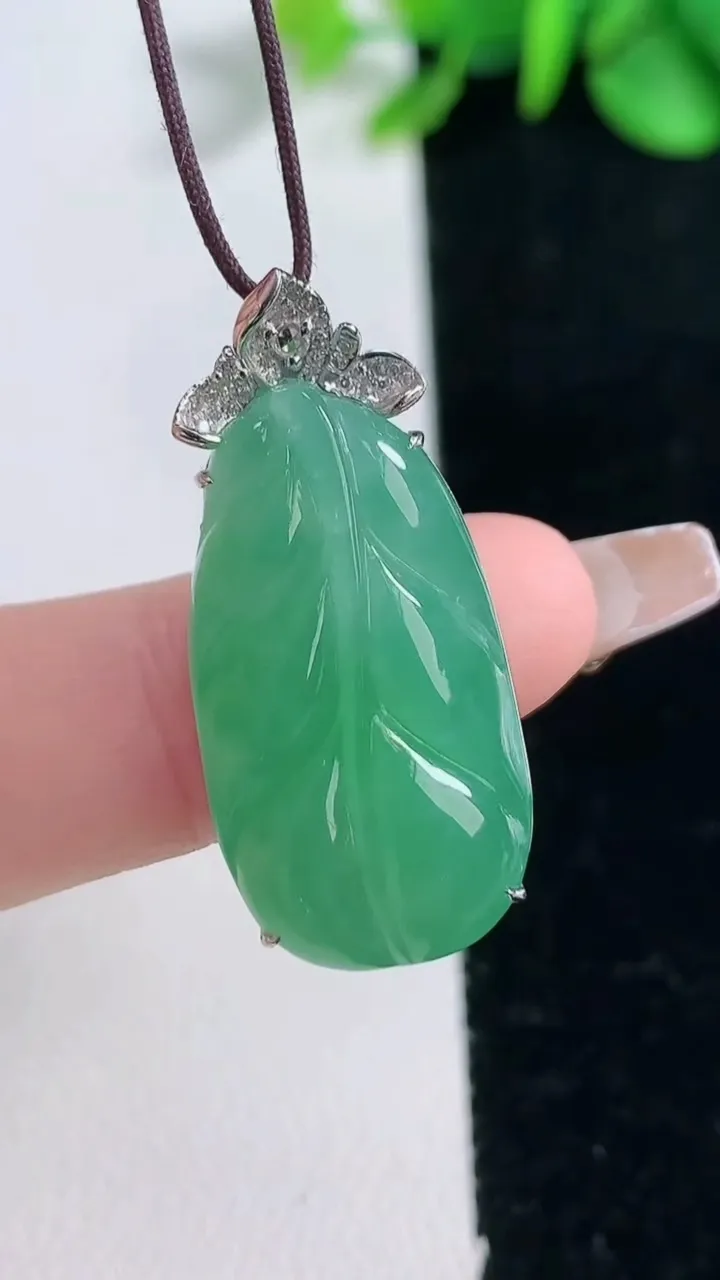天然A货翡翠金枝玉叶 叶子吊坠，尺寸26.8-15-5.6，重量:5.69g
12月31日