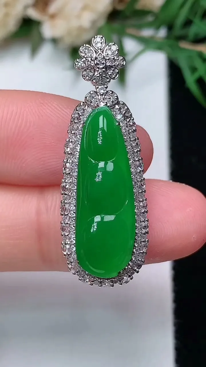 天然A货翡翠福豆吊坠，尺寸33.2-11.7-10.2，裸石21.9-7.7，重量:4.16g
12