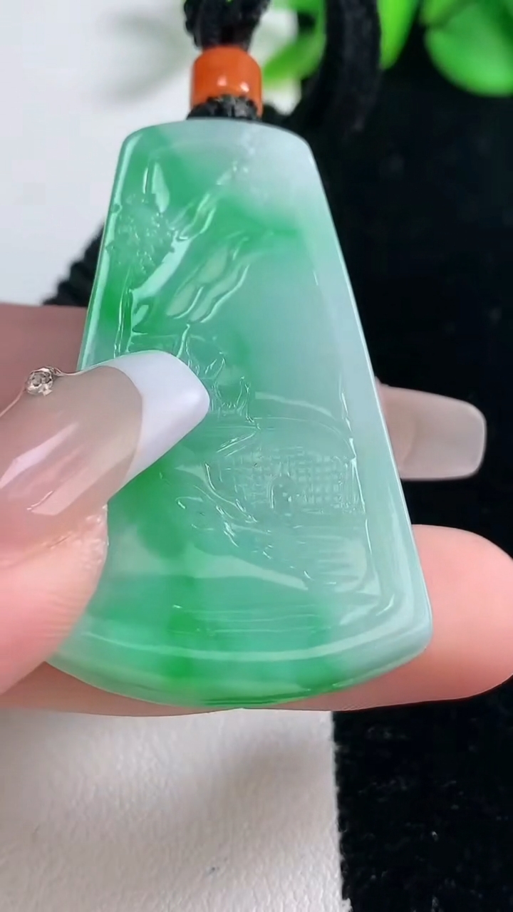 天然A货翡翠山水牌吊坠，尺寸44.5-26.7-11.2，重量:29.94g
12月31日