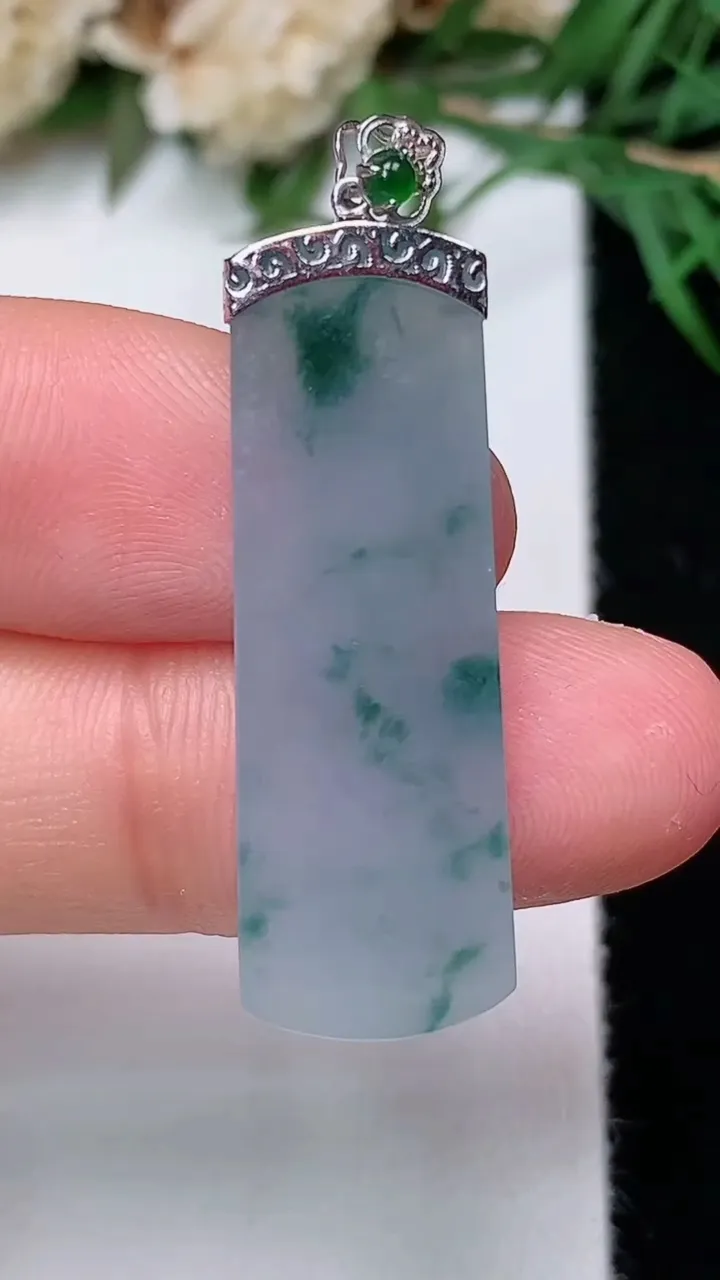 天然A货翡翠飘花无事牌吊坠，尺寸31-10.6-3.5，重量:3.97g
12月31日