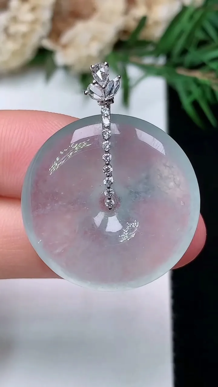 天然A货翡翠白冰平安扣吊坠，尺寸25.3-5.4，重量:7.49g
12月31日