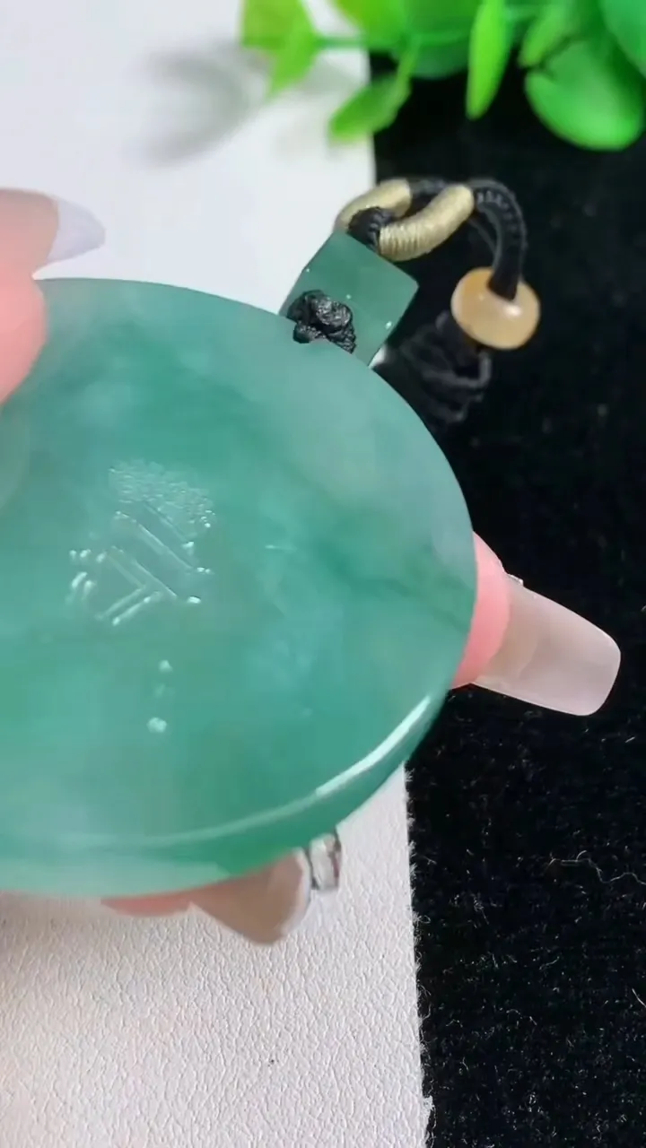 天然A货翡翠山水牌吊坠，尺寸50-45-5.1，重量:30.69g
12月31日