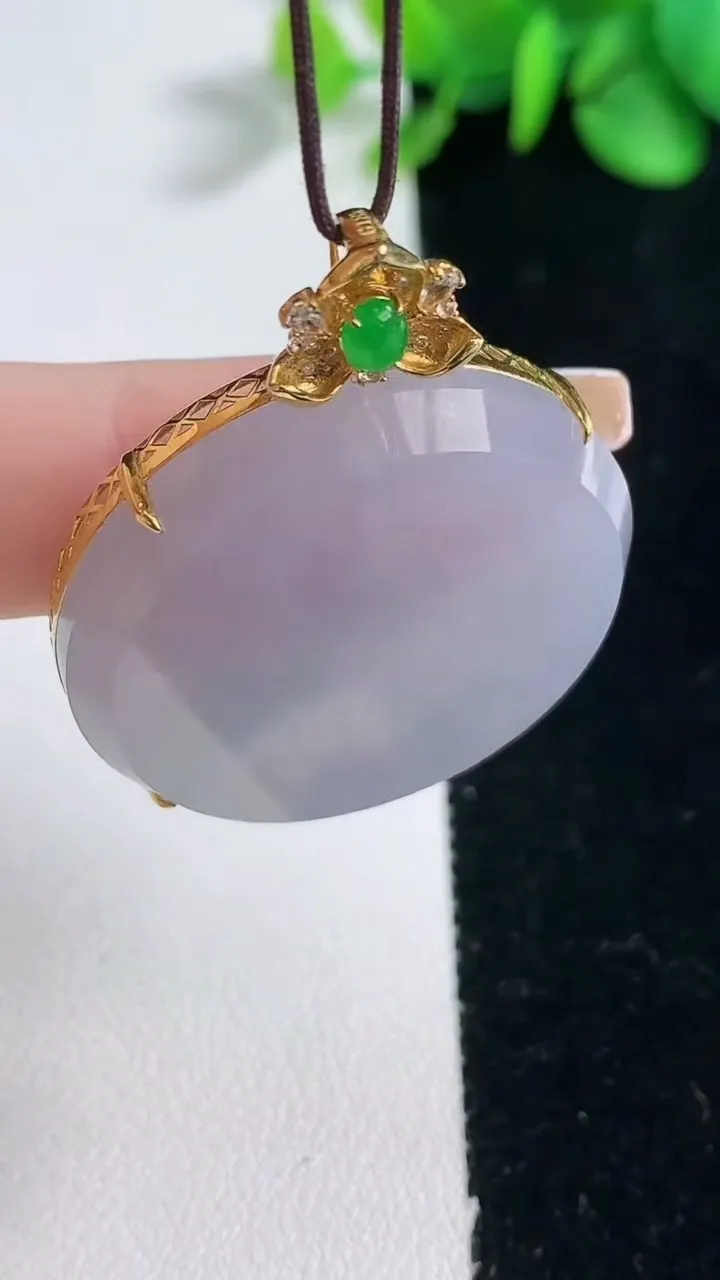 天然A货翡翠18K金紫罗兰无事牌吊坠，尺寸32.7-7.3，重量:14.29g
12月31日