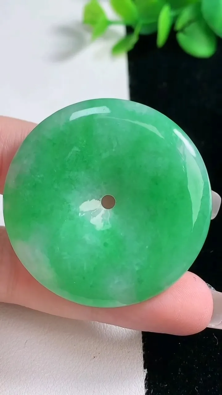 天然A货翡翠平安扣吊坠，尺寸42-5.9，重量:21.80g
12月31日