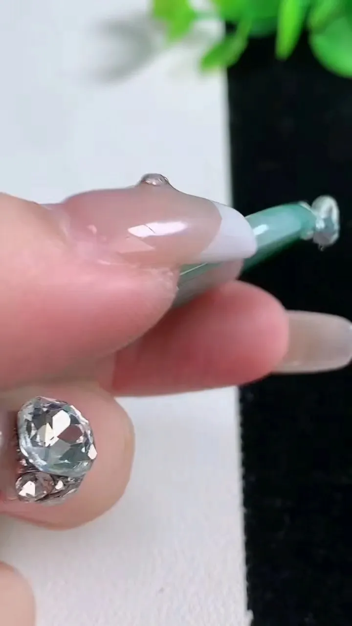 天然A货翡翠大日如来吊坠，尺寸56-34.6-5.2，重量:21.39g
12月31日