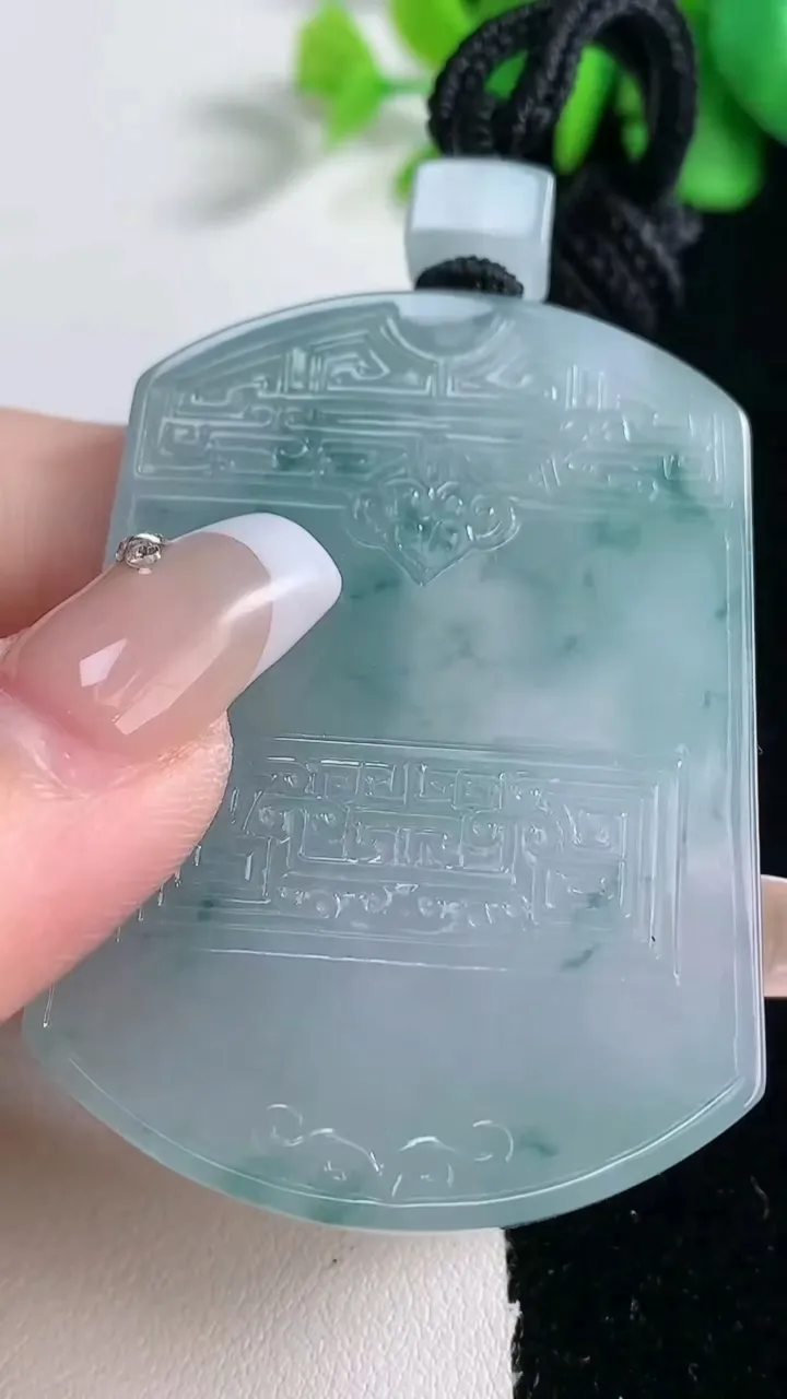 天然A货翡翠种飘花仿古无事牌吊坠，尺寸54-36-5.9，重量:40.79g
12月31日