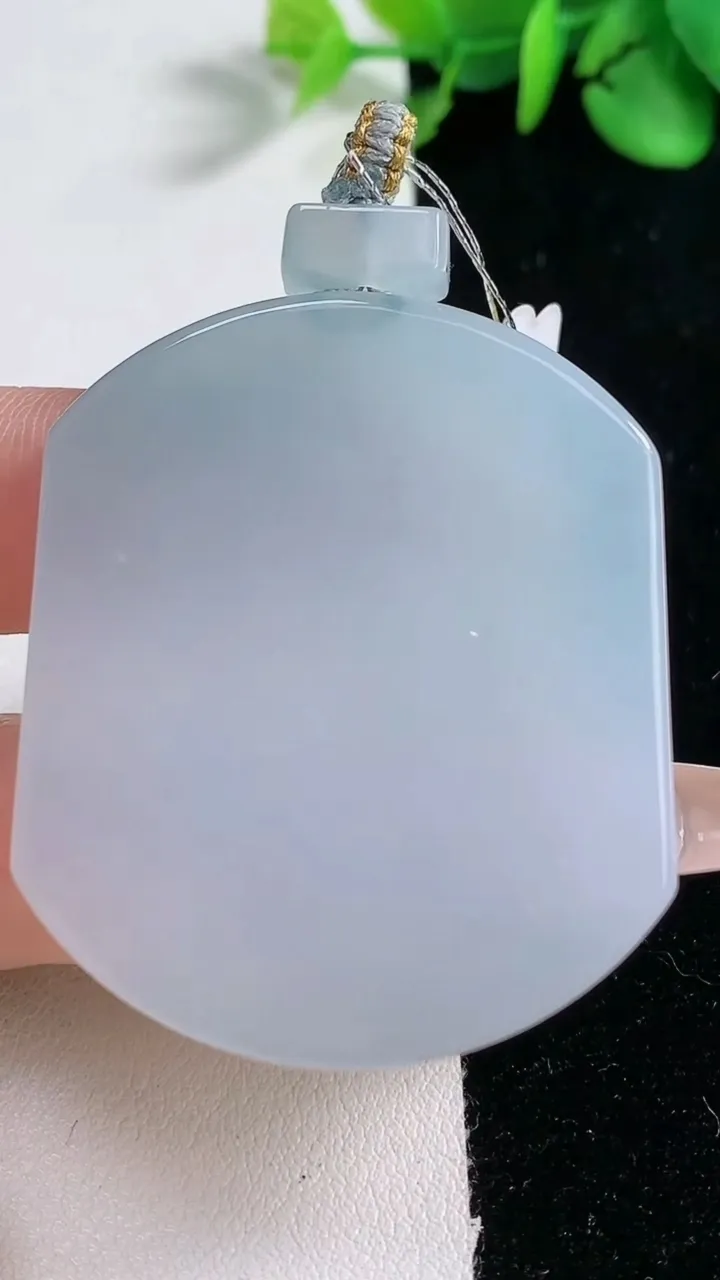 天然A货翡翠种紫罗兰无事牌吊坠，尺寸46.7-39.4-6，重量:32.62g
12月31日