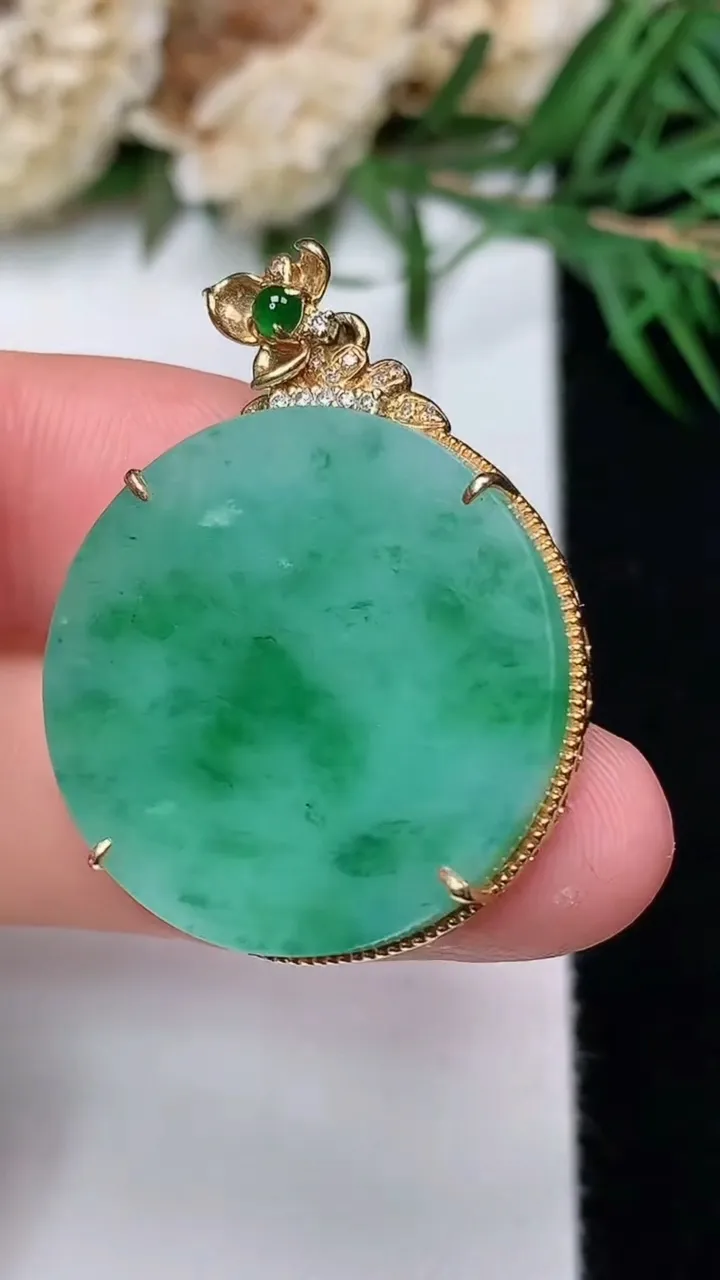 天然A货翡翠无事牌吊坠，尺寸33.8-24.5-5.3，裸石23.8，重量:5.73g
12月31日