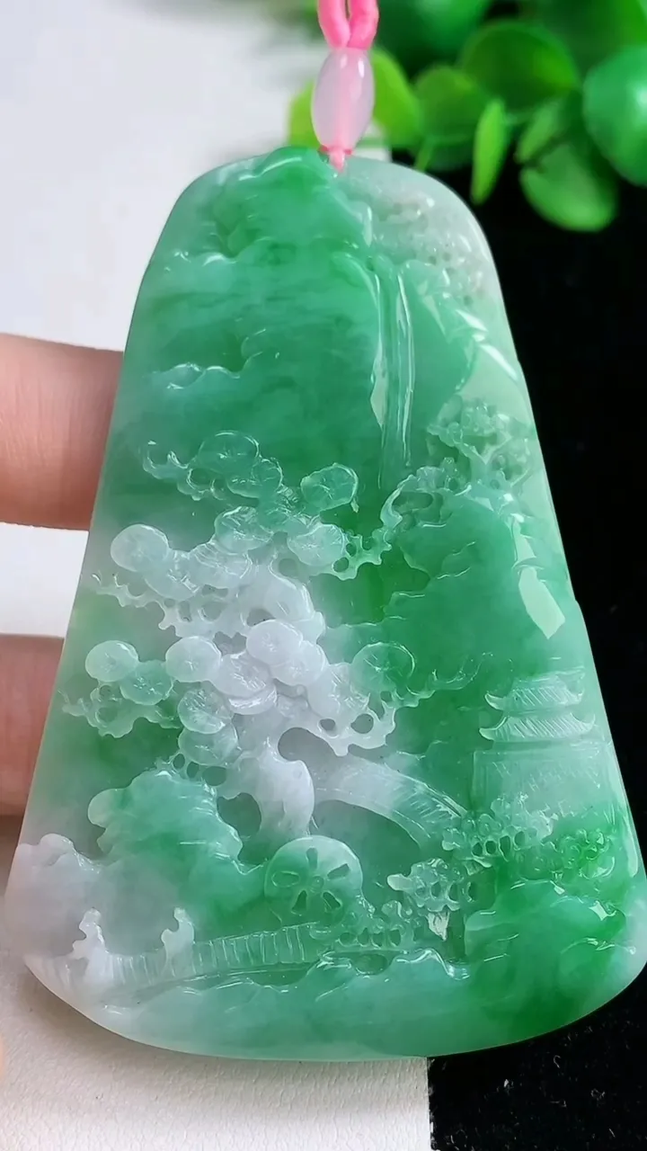 天然A货翡翠山水牌吊坠，尺寸75.2-53.8-6，重量:46.05g
12月31日